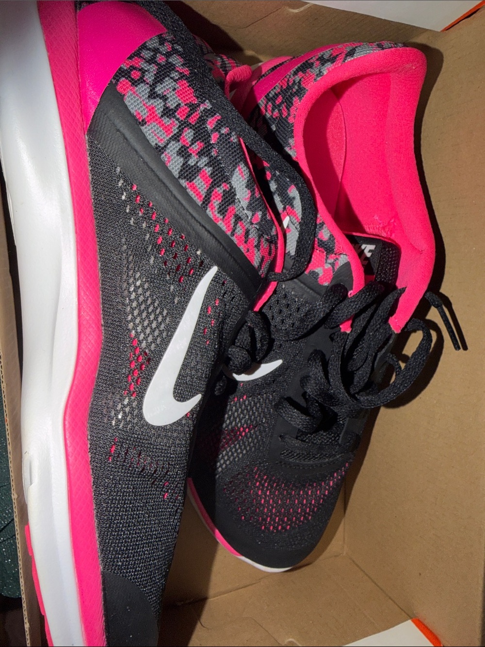Nike Black & Hot Pink Women's Running Sneakers